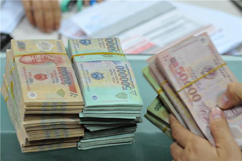 Vietnamese currency at banks